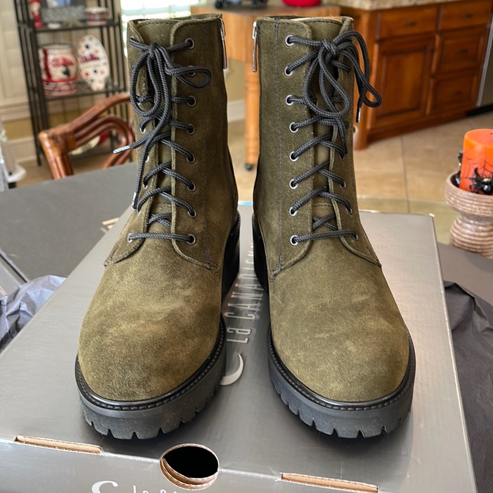 New never out of the box boots!  Beautiful olive green color